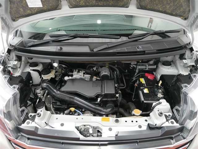 普段はあまり見ないエンジンルーム内も綺麗に仕上げています。見えないところも清潔に保ちたいですよね。