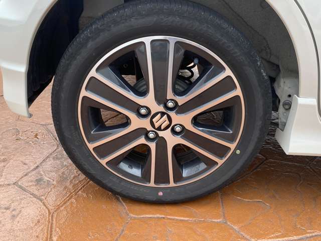 純正アルミホイールです。一体感があり、デザインもマッチしてます。