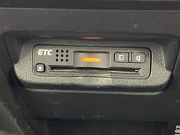 【ETC】有料道路を利用する際に料金所で停止することなく通過できる、ETC車載器（ノンストップ自動料金収受システム機器）が装備されています。セットアップを行うことで利用可能になります。