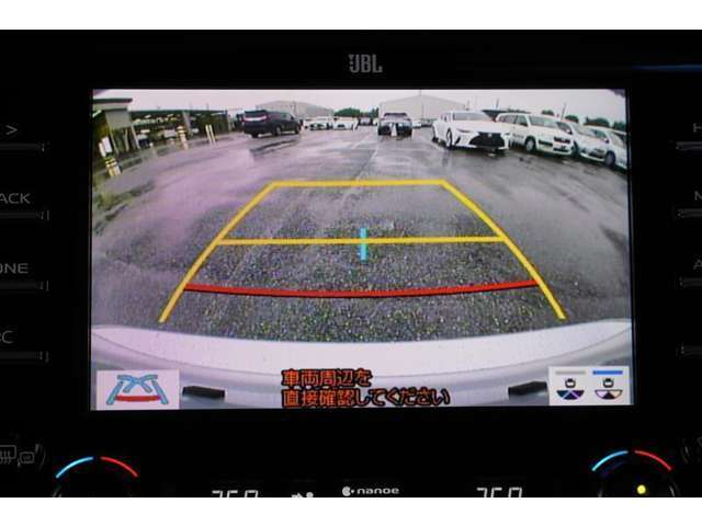 【バックモニター】　後退時に車両の後ろ側を表示します。車庫入れなどでバックする際に安心です。