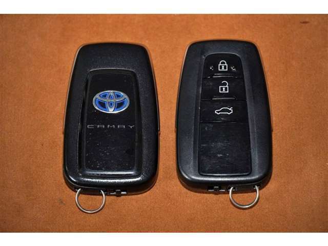 【スマートキー】　カバンやポケットに入れたままでドアの施錠、開錠、エンジンスタートが可能です。