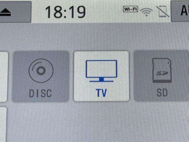 TVが見れるチューナーを装備しています。　新しい車でも付いていないことで、TVが見れない事も多々あるので要チェックです。