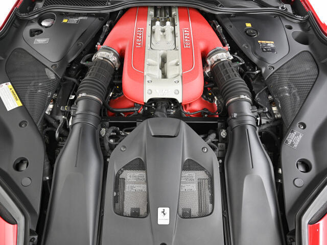 6.5L・V12自然吸気エンジンをフロントに搭載しております。