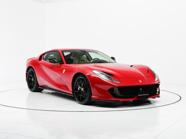 外装色は特注カラーのRosso 70 Anniでございます。