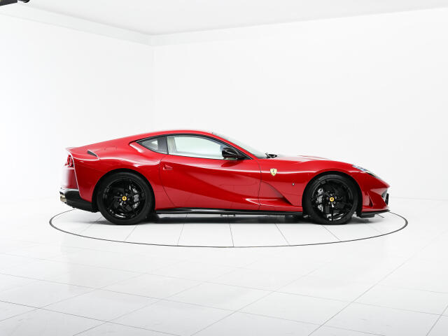 ロングノーズなスタイリングが美しいお車でございます。