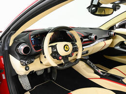こちらは左ハンドルのお車でございます。内装色はCremaを選択しております。
