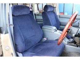 運転席もキレイに保たれております☆
