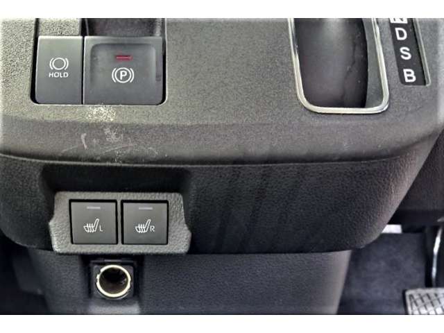 寒い季節もこちらのスイッチ一つでシートがポカポカに！これはかなり快適です！運転席と助手席にございます！！！