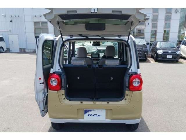 こちらはバックドアを上げた状態です。シートを倒せば荷室のスペースが広くなります！用途に合わせて快適な室内空間を！