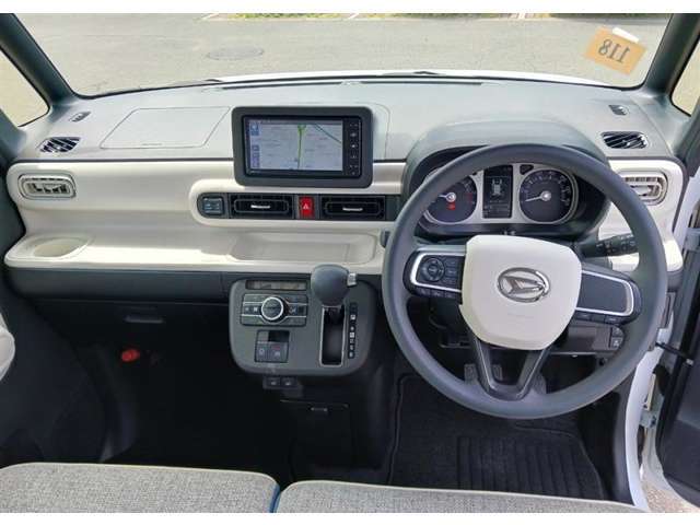 運転席周りのレイアウトをご覧ください。ナビゲーションが綺麗に装着されスッキリ収まってますね！操作スイッチも手が届きやすくわかりやすいです！