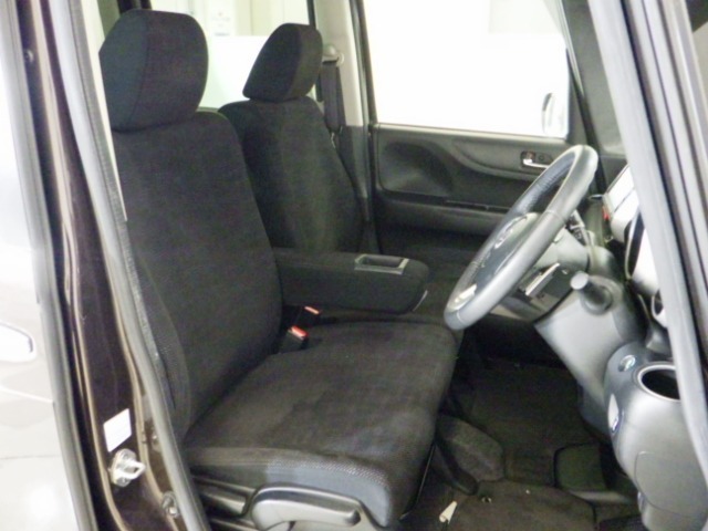 すわり心地の良い運転席・助手席です。長時間のドライブの疲れ軽減に貢献します。どうぞ快適なドライブを♪