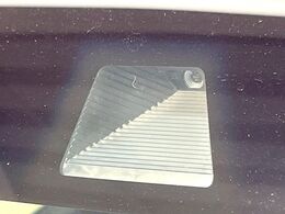 【ホンダセンシング】走行中に前方の車両等を認識し、衝突しそうな時は警報とブレーキで衝突回避と被害軽減をアシスト。より安全にドライブをお楽しみいただけます。