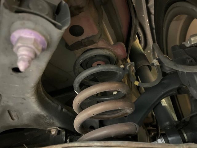 お車を安心してお乗りいただく為には、足回りの定期点検が欠かせません。サービスサポート（有償保証）では無料点検もご提供しており、安心のカーライフをお過ごしいただけるサポート体制が整っています。