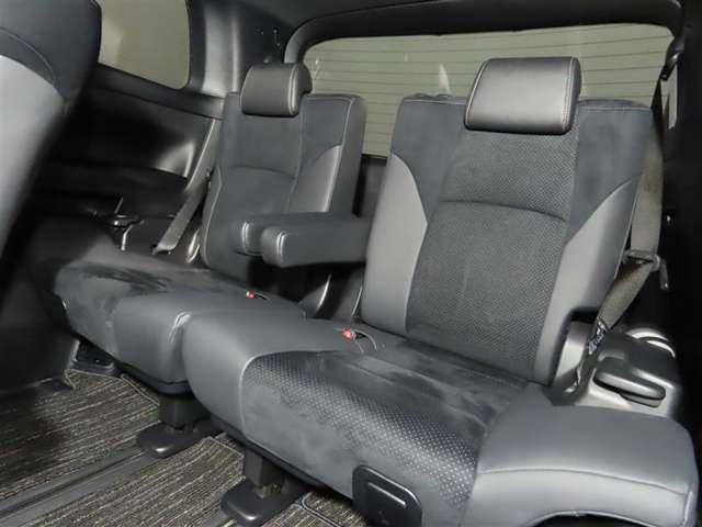 便利な5：5分割可倒式シートです。収納と乗車人数のバランスに優れています♪荷物の大きさに応じたラゲージスペースをフレキシブルに作り出せるので、シーンに応じた使い方ができます♪