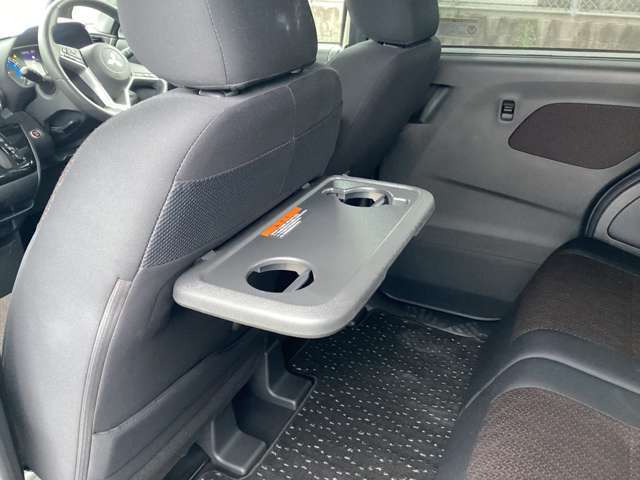 ドリンクなどを置けるので凄く便利です