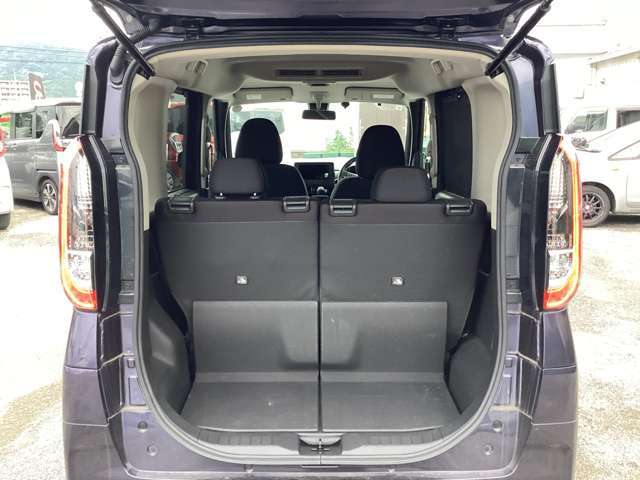 使い勝手の良い樹脂ボードトランクスペース！