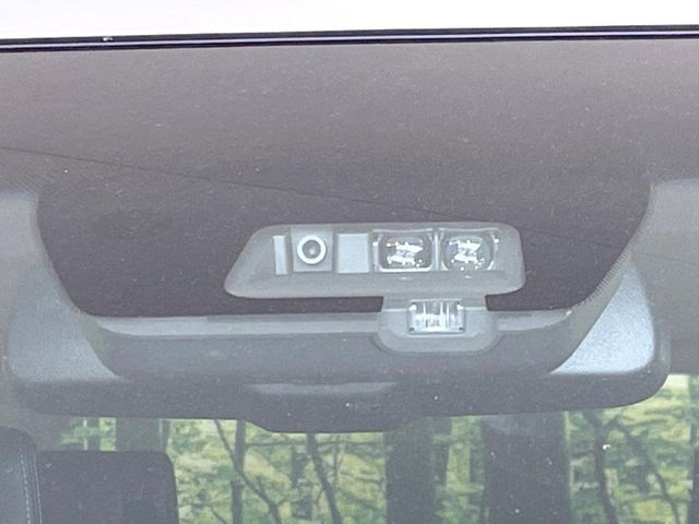 【三菱e-Assist】走行中に前方の車両等を認識し、衝突しそうな時は警報とブレーキで衝突回避と被害軽減をアシスト。より安全にドライブをお楽しみいただけます。