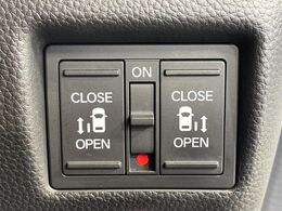 【両側パワースライドドア】スマートキーや運転席のスイッチで後席両側スライドドアの開閉が可能♪電動だから力を入れてドアを開ける必要が無く、小さなお子様でも簡単に開け閉めでき快適です♪