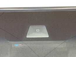 【ホンダセンシング】走行中に前方の車両等を認識し、衝突しそうな時は警報とブレーキで衝突回避と被害軽減をアシスト。より安全にドライブをお楽しみいただけます。