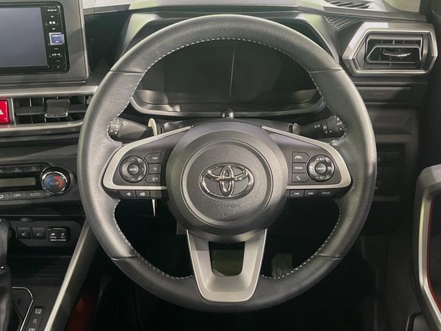【レーダークルーズコントロール】高速道路での長距離走行が楽に！！自動で速度を保つクルーズコントロールが、衝突軽減システムと連携し、前方の車両を感知して車間を保つように速度調節してくれます！！