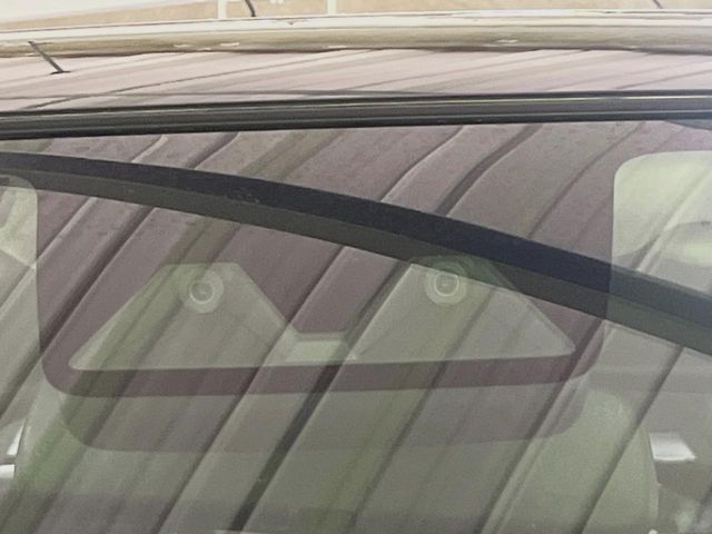 【スマートアシスト】走行中に前方の車両等を認識し、衝突しそうな時は警報とブレーキで衝突回避と被害軽減をアシスト。より安全にドライブをお楽しみいただけます。