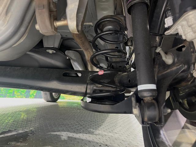 お車を安心してお乗りいただく為には、足回りの定期点検が欠かせません。サービスサポート（有償保証）では無料点検もご提供しており、安心のカーライフをお過ごしいただけるサポート体制が整っています。