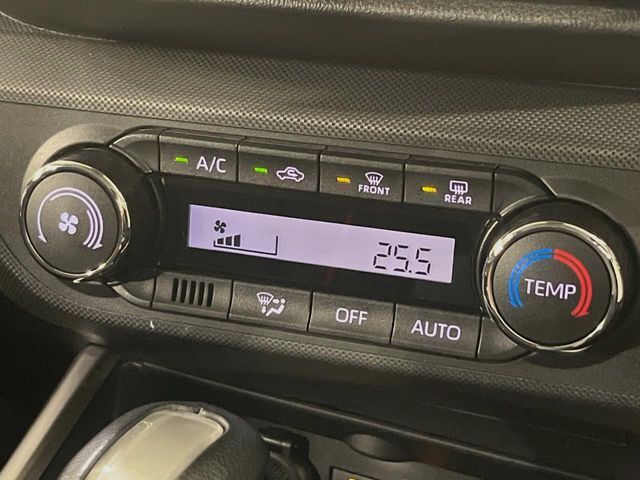 【オートエアコン】一度お好みの温度に設定すれば、車内の温度を検知し風量や温度を自動で調整。暑い…寒い…と何度もスイッチ操作をする必要はありません。快適な車内空間には必須の機能ですね♪
