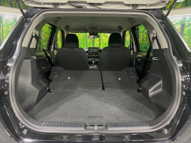普段のお買い物や通勤、送迎等に十分な荷室スペースを確保しております。セカンドシートを倒すと、大きな荷物の積載も可能です♪
