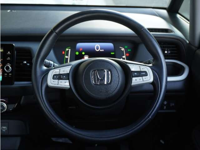 【Honda SENSING】 カメラ等装置で精度の高い検知能力を発揮、安全運転を支援します。ステアリング上のコントローラーに注目！