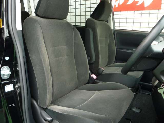 フロントシートは使用感はありますが当店は全車クリーニングを実施しておりますので、とても綺麗な状態です！車内は広々としていて、ゆったりとした5人乗りです！お出かけにも大活躍！