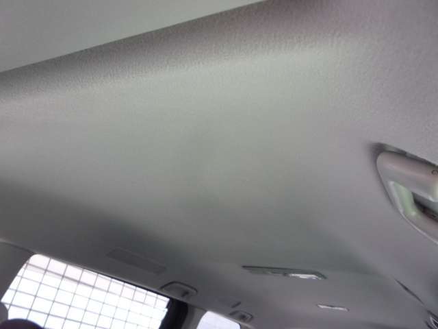 天井は特に目立つキズや汚れも無く綺麗な状態です！天井も高く、広々とした車内はとても快適です！当店はアフターメンテナンスも充実しておりますのでお気軽にご相談下さい！！