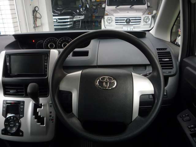 ハンドルは目立つ傷もなく綺麗な状態です！ソシアスは保証も充実！アフターメンテナンスもお任せ下さい！全車6か月又は6千キロ（どちらか早い方）無料保証！有料保証プランもあります！詳しくはお問い合わせ下さい