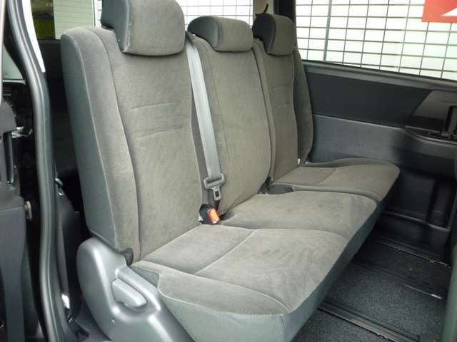 リアシートは使用感はありますが当店は全車クリーニングを実施しておりますので、とても綺麗な状態です！車内は広々としていて、ゆったりとした5人乗りです！お出かけにも大活躍！