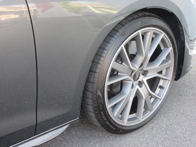 全車両に標準装備の純正アルミホイールは、純正ならではのバランスの良いデザインと、走行安定性をお楽しみ頂けます。