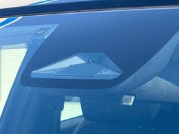 【ホンダセンシング】走行中に前方の車両等を認識し、衝突しそうな時は警報とブレーキで衝突回避と被害軽減をアシスト。より安全にドライブをお楽しみいただけます。