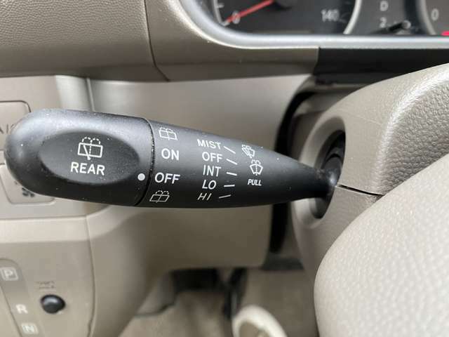 リアワイパースイッチも兼用しています。雨量でワイピング速度も調整可能。ワイパーレバーは雨の日は必ず使用します。手に触れる部分の印字が薄れることなく綺麗に残されていることも、車の程度の良さの証拠の一つ。
