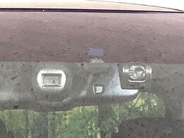 【トヨタセーフティセンス】走行中に前方の車両等を認識し、衝突しそうな時は警報とブレーキで衝突回避と被害軽減をアシスト。より安全にドライブをお楽しみいただけます。