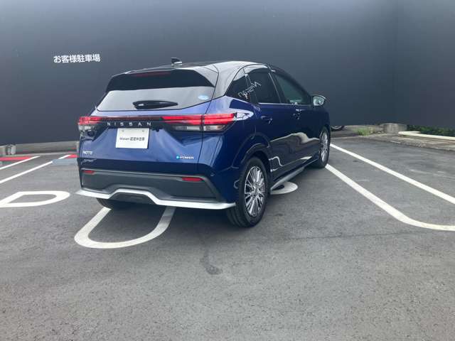 当社自慢のお車です。横にこの車のセールスポイントを、写真と説明でアピールしてあります！まずはご覧になってください。いろんなところをチェックできますよ。