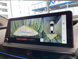 【パノラミックビューモニター】専用のカメラにより、上から見下ろしたような視点で360度クルマの周囲を確認することができます☆死角部分も確認しやすく、狭い場所での切り返しや駐車もスムーズに行えます。