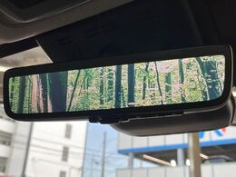 【デジタルインナーミラー】後席の大きな荷物や同乗者で後方が確認しづらい時でも安心！カメラが撮影した車両後方の映像をルームミラー内に表示。クリアな視界で状況の確認が可能です！