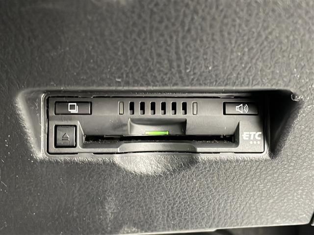 【ETC】有料道路を利用する際に料金所で停止することなく通過できる、ETC車載器（ノンストップ自動料金収受システム機器）が装備されています。セットアップを行うことで利用可能になります。