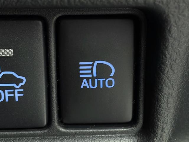 【オートマチックハイビーム（AHB）】フロントウインドウガラス上部に設置された前方カメラにより、前方車両のランプや街路灯などの明るさを判定し、自動的にハイビームとロービームを切り換えてくれます！