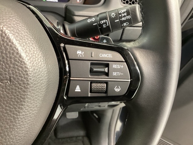 クルーズコントロールを装備しています。高速道路などで一定の速度で走ってくれるので運転が楽ですよ！速度を設定できますので、スピードの出しすぎにも注意できます。