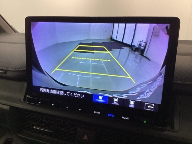 リバースギアに入れるだけで後方の表示へ切り替わります。夜間や雨の日の駐車も楽になりますよ。