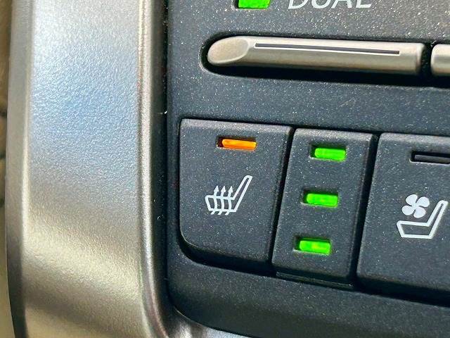 レザーシートには重宝する「シートヒーター」付き。冬場にとても大活躍！！