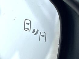 【ブラインドスポットモニター】走行中、ドアミラーの死角になりやすい箇所に後続車が接近するとサイドミラーのレンズに警告を表示！ドライバーに注意喚起をしてくれます。