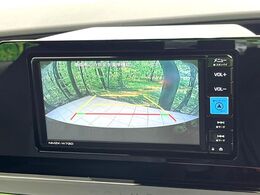 【バックカメラ】駐車時に後方がリアルタイム映像で確認できます。大型商業施設や立体駐車場での駐車時や、夜間のバック時に大活躍！運転スキルに関わらず、今や必須となった装備のひとつです！