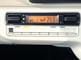 【オートエアコン】一度お好みの温度に設定すれば、車内の温度を検知し風量や温度を自動で調整。暑い…寒い…と何度もスイッチ操作をする必要はありません。快適な車内空間には必須の機能ですね♪