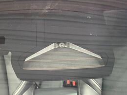 【トヨタセーフティセンス】走行中に前方の車両等を認識し、衝突しそうな時は警報とブレーキで衝突回避と被害軽減をアシスト。より安全にドライブをお楽しみいただけます。