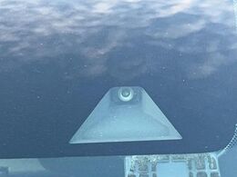 【インテリジェントエマージェンシーブレーキ】フロントカメラで前方の車両や歩行者を検知。衝突しそうな時は衝突被害軽減ブレーキが作動、衝突回避をサポート。より安全にドライブをお楽しみいただけます。